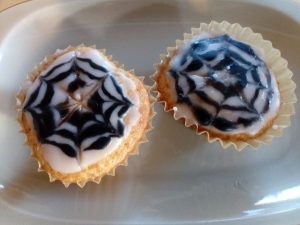 蜘蛛の巣カップケーキ (Spider web cupcakes)