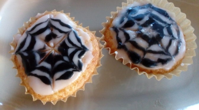 蜘蛛の巣カップケーキ (Spider web cupcakes)